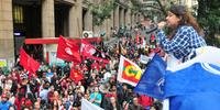 Entidades acompanharam em Porto Alegre marchas em defesa da democracia por todo o Brasil