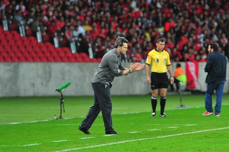 T&eacute;cnico enfatiza "regras", mas salienta que treina "um clube de futebol e n&atilde;o um ex&eacute;rcito"