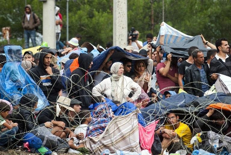 Centenas de migrantes for&ccedil;am barreira policial e entram na Maced&ocirc;nia