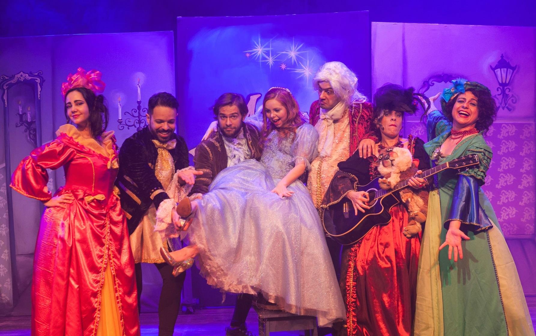 Elenco de CinderElla, que estreia neste domingo