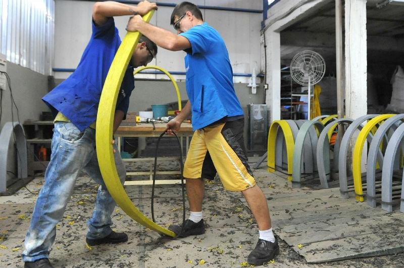 Produto ganha forma de arco, com a for&ccedil;a dos bra&ccedil;os dos trabalhadores