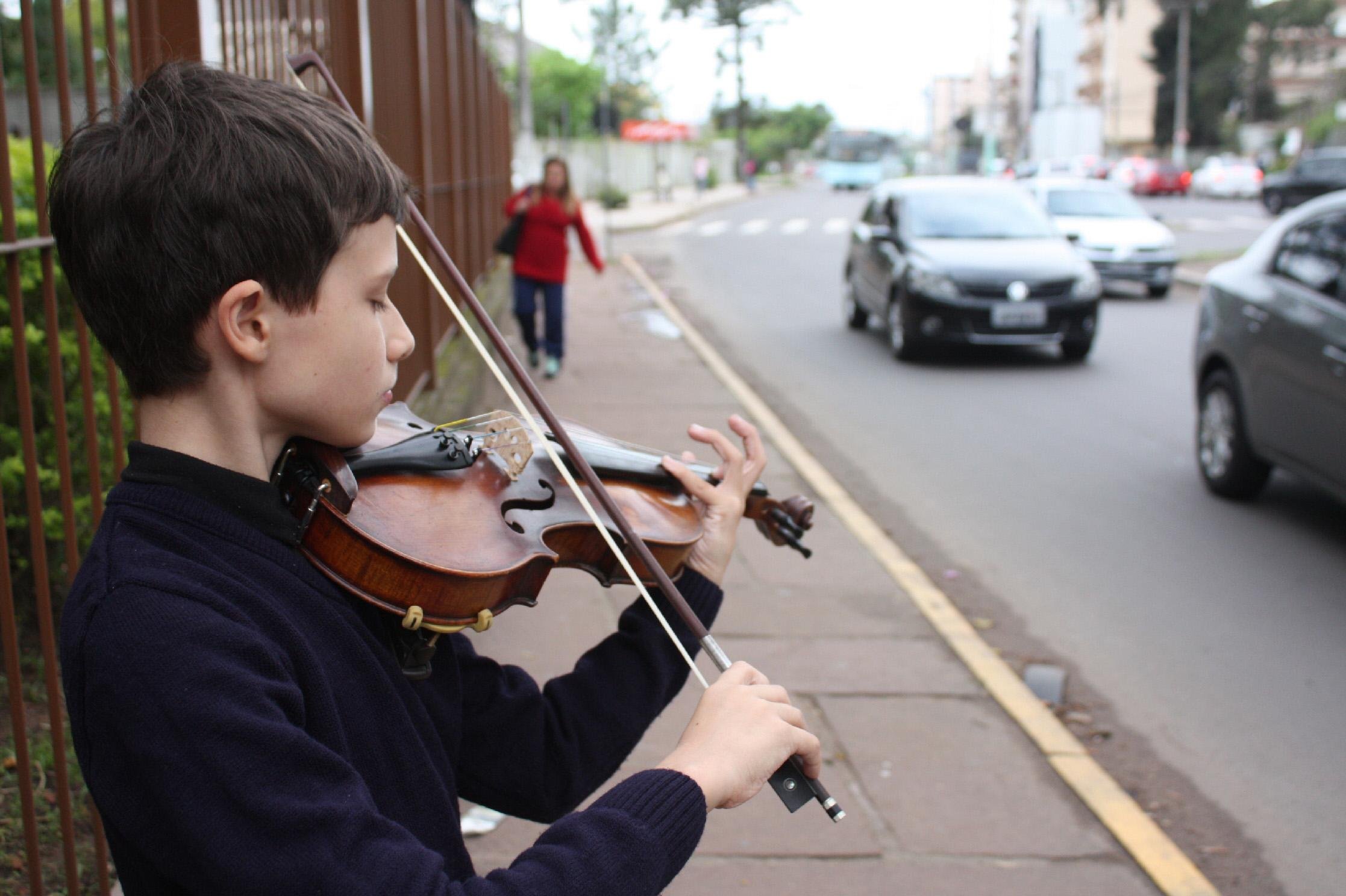 Richard se apresenta tr&ecirc;s vezes por semana para tentar comprar um violino