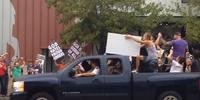 Banda chegou de camionete para interromper a manifestação homofóbica 