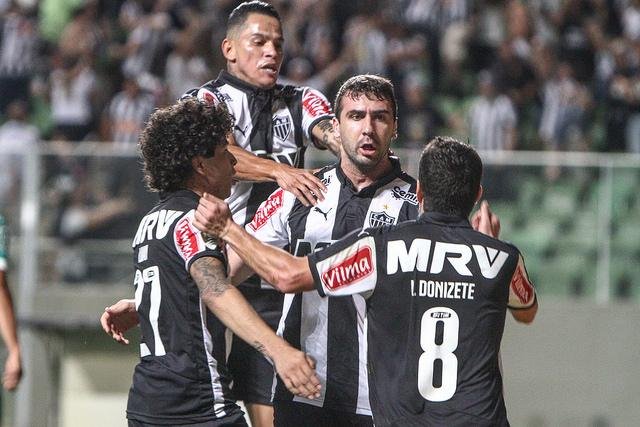Galo pressionou at&eacute; conquistar o 2 a 1 em bola parada pol&ecirc;mica