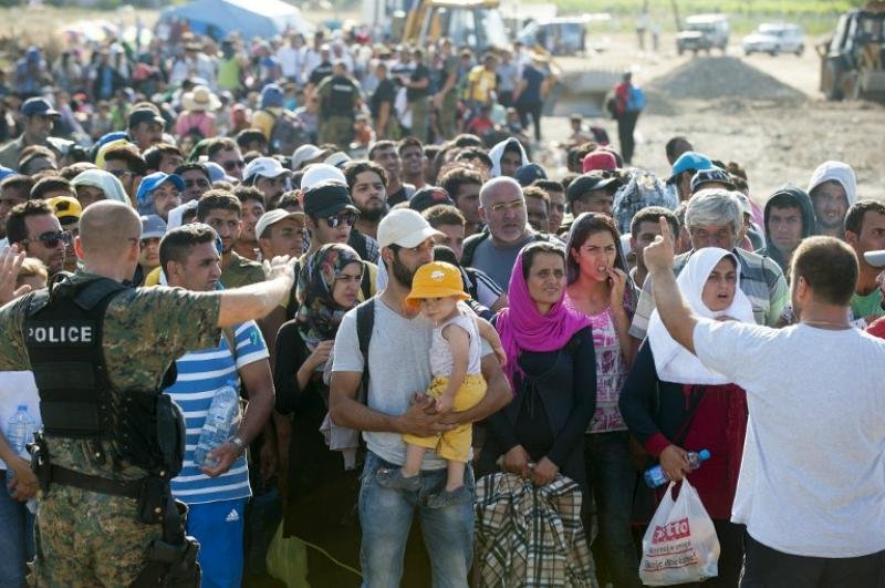 Milhares de migrantes chegam &agrave; S&eacute;rvia depois de passar pela Maced&ocirc;nia 