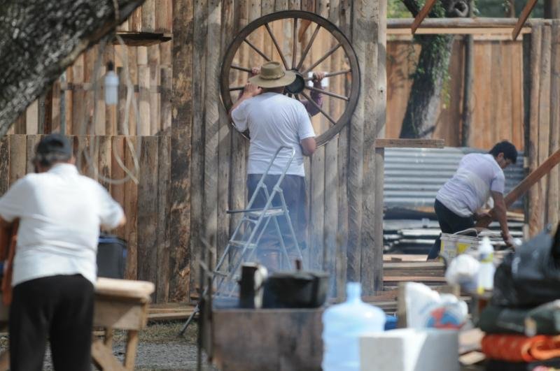 Apesar de os festejos n&atilde;o terem come&ccedil;ado, a fuma&ccedil;a do fog&atilde;o &agrave; lenha indica os locais onde o churrasco come&ccedil;a a ser preparado