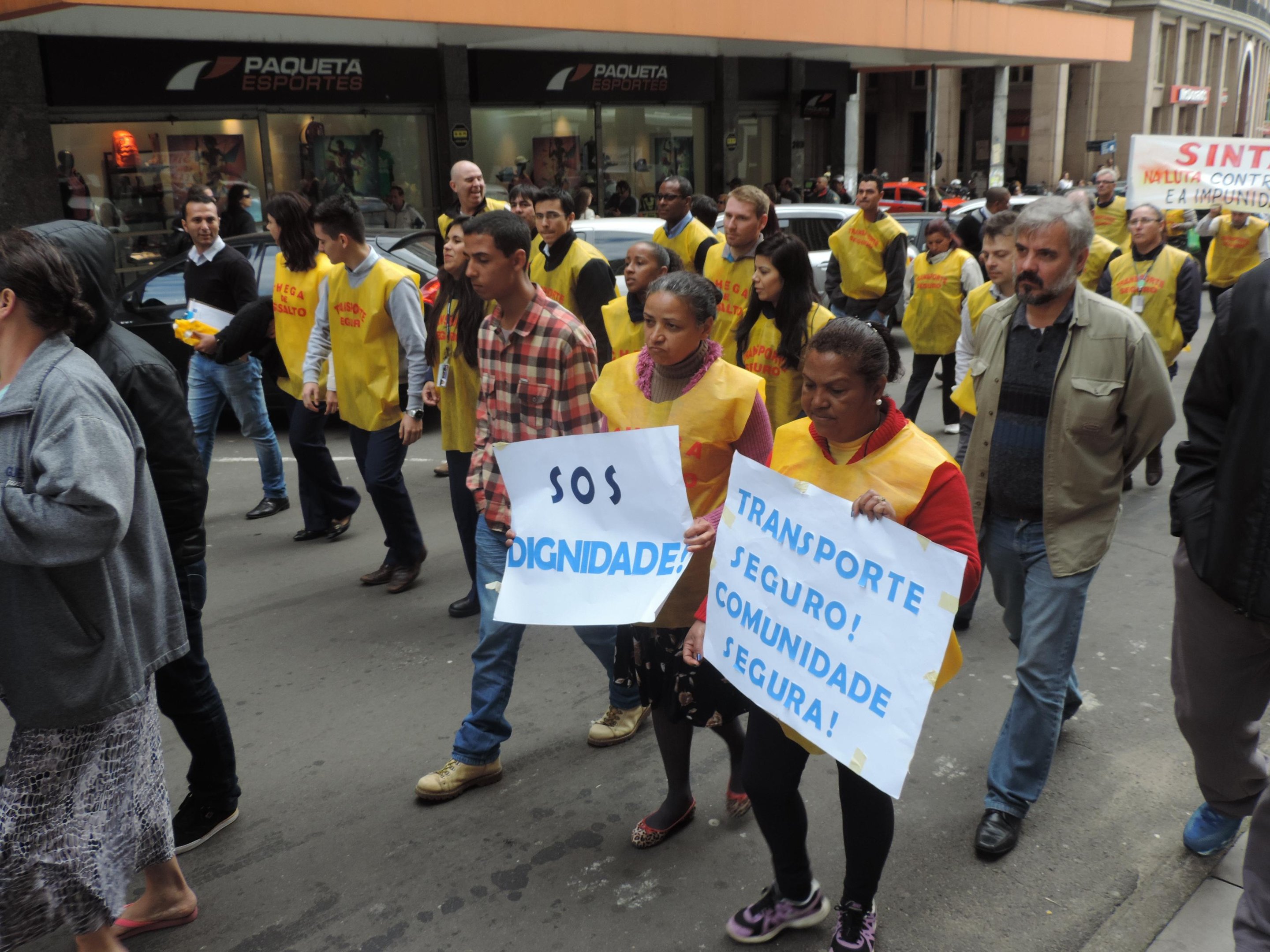Grupo se concentrou no Largo Gl&ecirc;nio Peres e saiu em caminhada pela avenida Borges de Medeiros