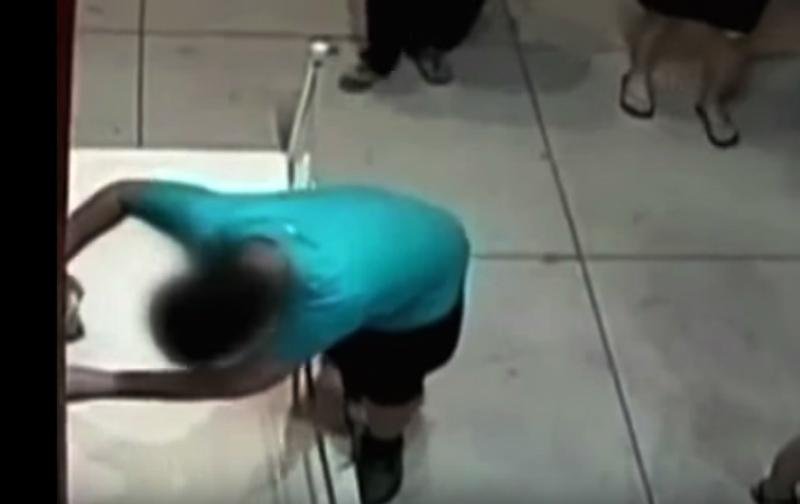 Crian&ccedil;a de 12 anos danificou obra acidentalmente e fez um rasgo no tamanho de um punho