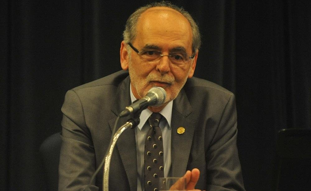 Presidente do Conselho Federal de Medicina, Carlos Vital, disse que a dist&acirc;ncia das escolas e o aluno, impedem uma boa forma&ccedil;&atilde;o