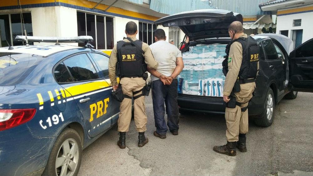 Quase 25 mil ma&ccedil;os de cigarros foram apreendidos dentro de um carro que circulava na BR 392 em Morro Redondo