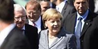 Angela Merkel foi a um centro de recepção de refugiados em Heidenau
