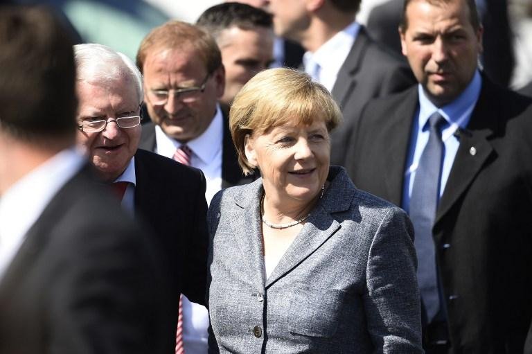 Angela Merkel foi a um centro de recep&ccedil;&atilde;o de refugiados em Heidenau