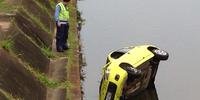 Servidor da EPTC observa carro no Dilúvio após atropelamento