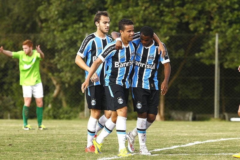 Matheus Batista (centro) ser&aacute; novidade no banco contra o Coritiba