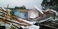 Prefeitura de Caiçara relata que cidade está sem luz e telhado de madeireira foi arrancado