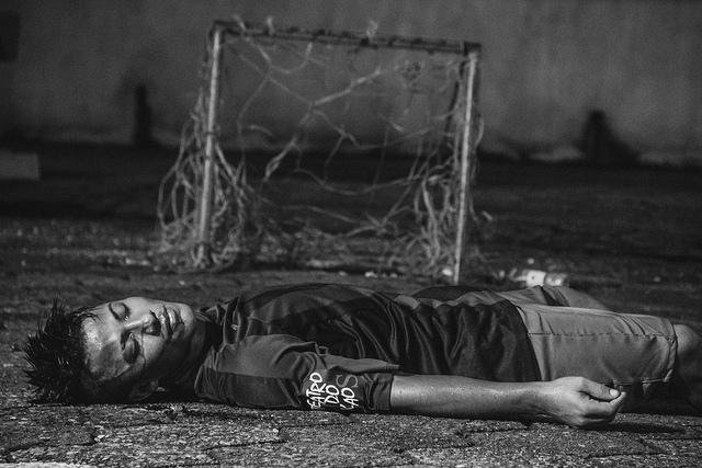 Em um dos espet&aacute;culos, "Hamlet" &eacute; encenado dentro de um campo de futebol
