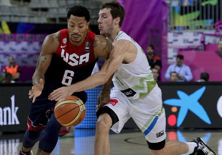 Rose (E), de 26 anos, foi eleito o melhor jogador da NBA em 2011