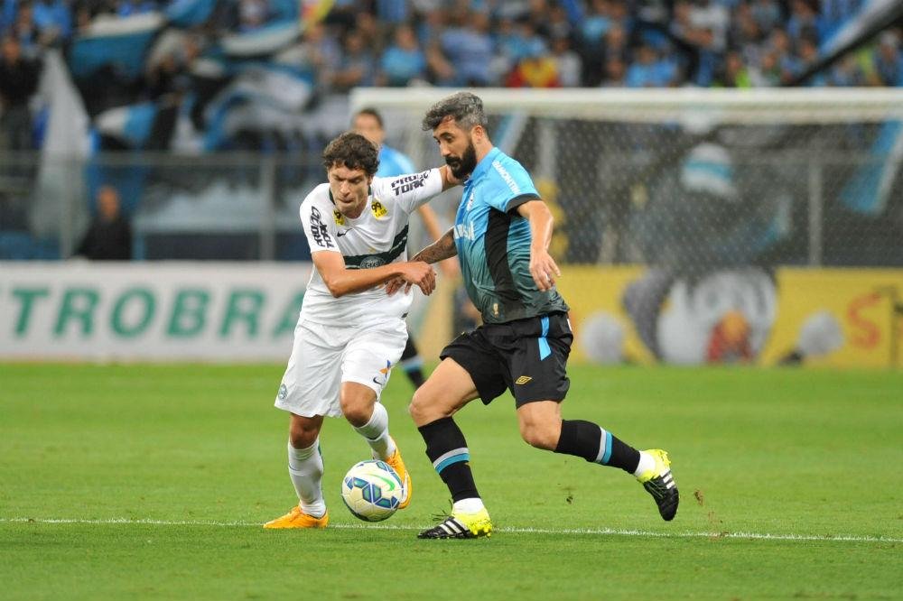Douglas evita Gre-Nal e garante foco em duas competi&ccedil;&otilde;es 