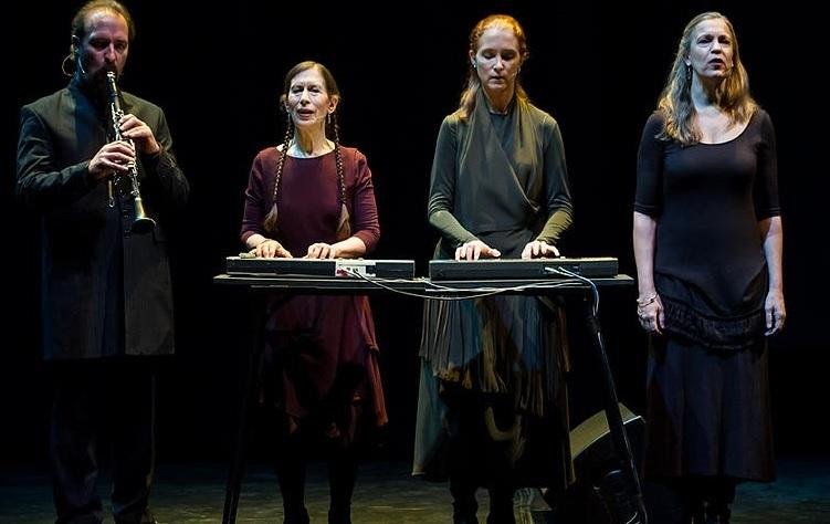 Vocal Ensemble de Meredith Monk faz show de abertura do festival