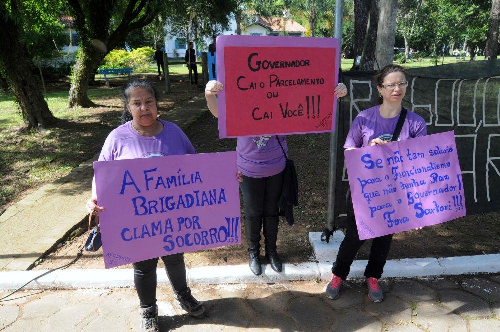 Com cartazes e faixas, o grupo demonstrava indigna&ccedil;&atilde;o com parcelamento de sal&aacute;rios