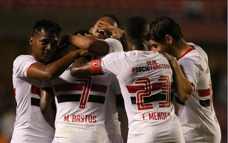 S&atilde;o Paulo goleou Ponte Preta no Morumbi