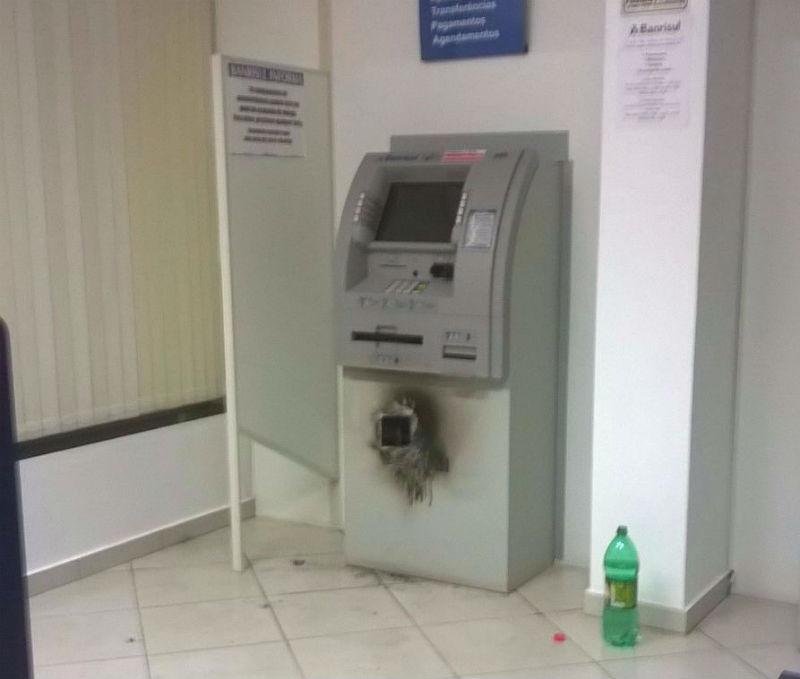 Criminosos usaram ma&ccedil;arico para arrombar caixa eletr&ocirc;nico
