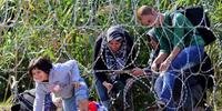 Imigrantes continuavam a atravessar a fronteira sérvio-húngara apesar da conclusão de uma cerca de arame farpado