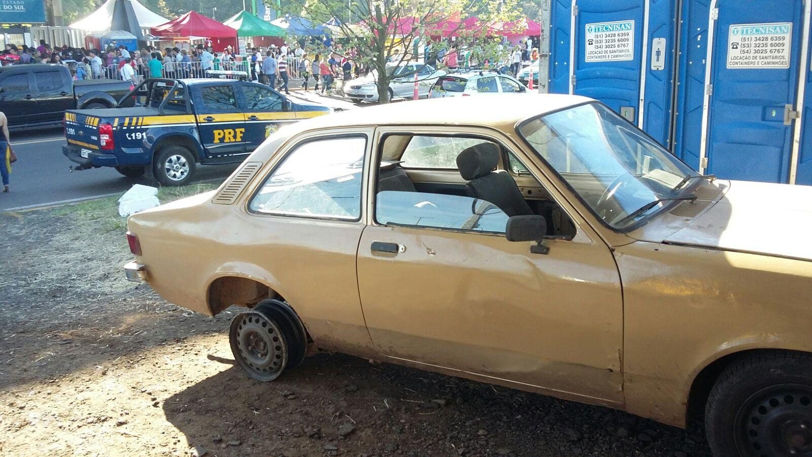 PRF prende motorista dirigindo carro sem pneu em Esteio
