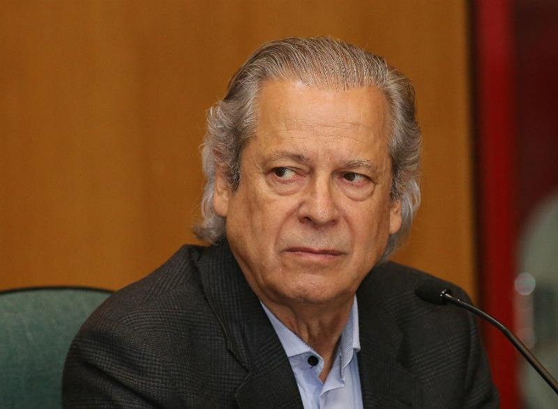 Dirceu ficou em sil&ecirc;ncio durante depoimento