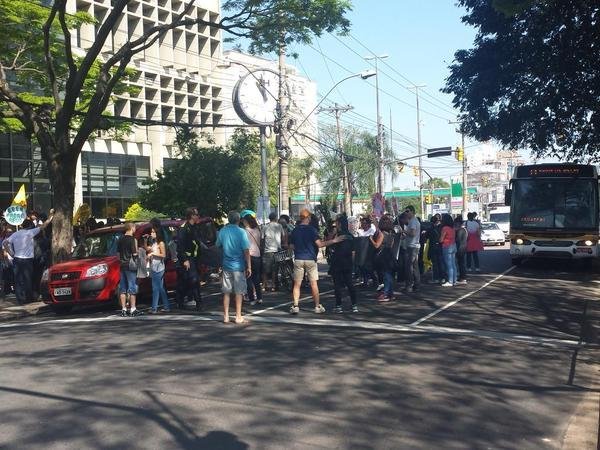 Cerca de 500 professores protestam contra parcelamento dos sal&aacute;rios