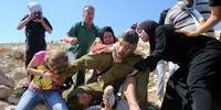 Ativistas pró-palestinas apressam-se em agarrar o soldado