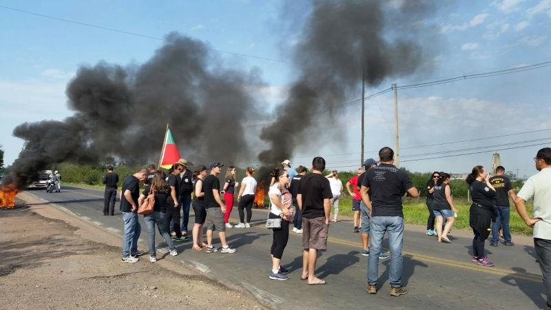 Servidores estaduais bloqueiam RS 401 em Charqueadas
