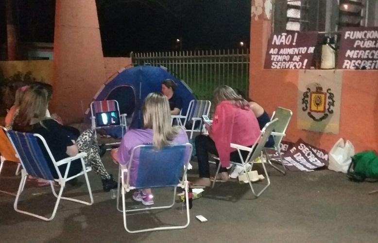 Esposas de policiais militares do 16&ordm; BPM bloqueiam sa&iacute;da de viaturas em protesto contra o parcelamento de sal&aacute;rios