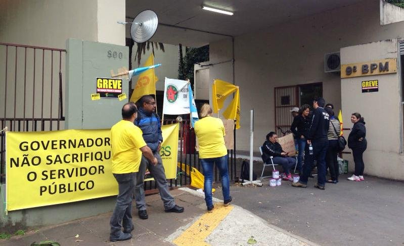 Piquetes bloqueiam sa&iacute;das em batalh&otilde;es da BM