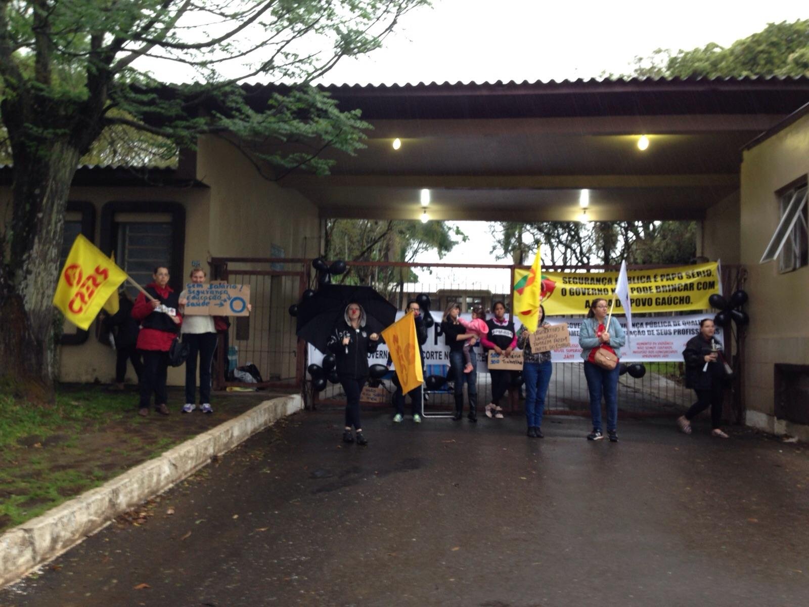 PMs contam com grevistas suficientes para manter piquetes at&eacute; quinta