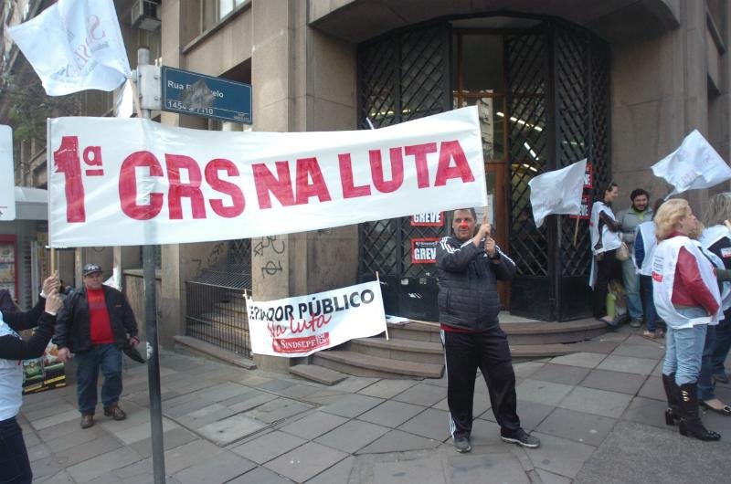 Servidores da Farm&aacute;cia do Estado protestam em Porto Alegre 