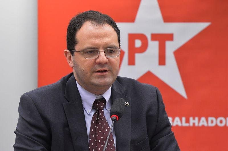 Ministro reuniu-se com deputados petistas nesta manh&atilde;