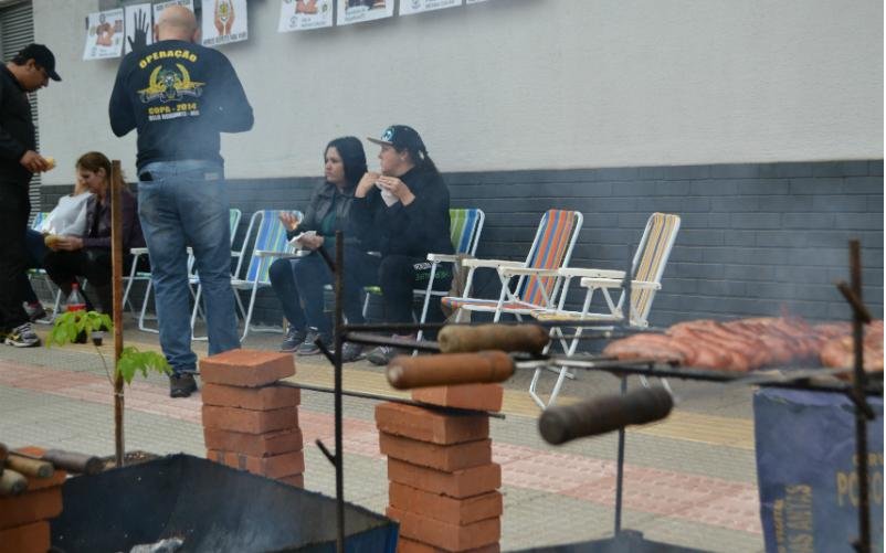 Em Lajeado, servidores realizaram um churrasco durante a paralisa&ccedil;&atilde;o