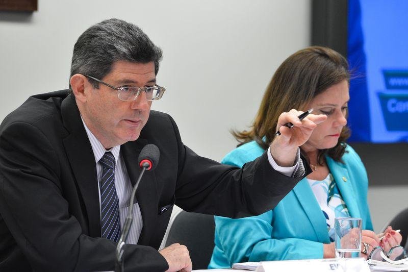 Joaquim Levy descartou renegociar d&iacute;vidas dos estados com a Uni&atilde;o antes de janeiro de 2016