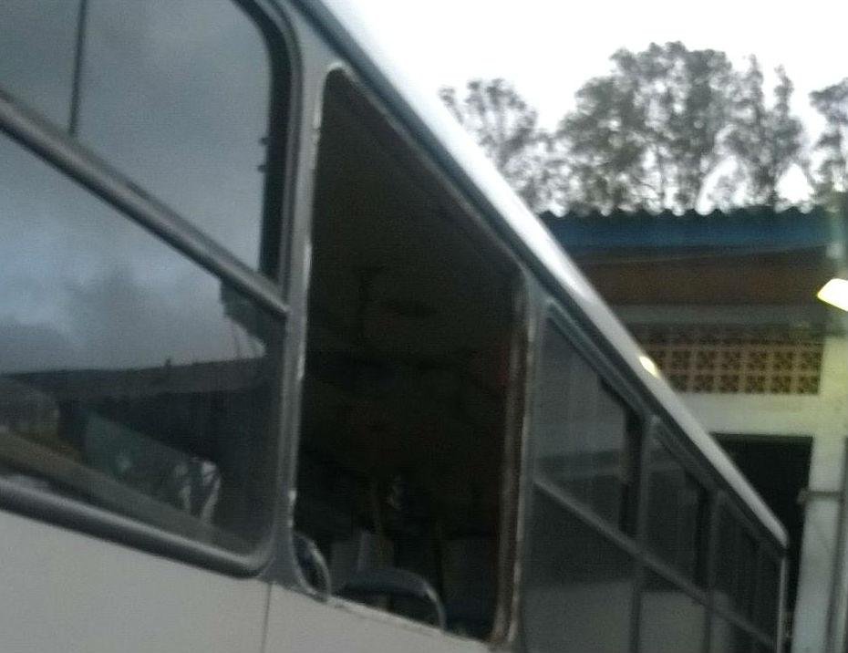 Autom&oacute;veis cortaram frente do ve&iacute;culo, arrancaram janelas e apedrejaram a carroceria