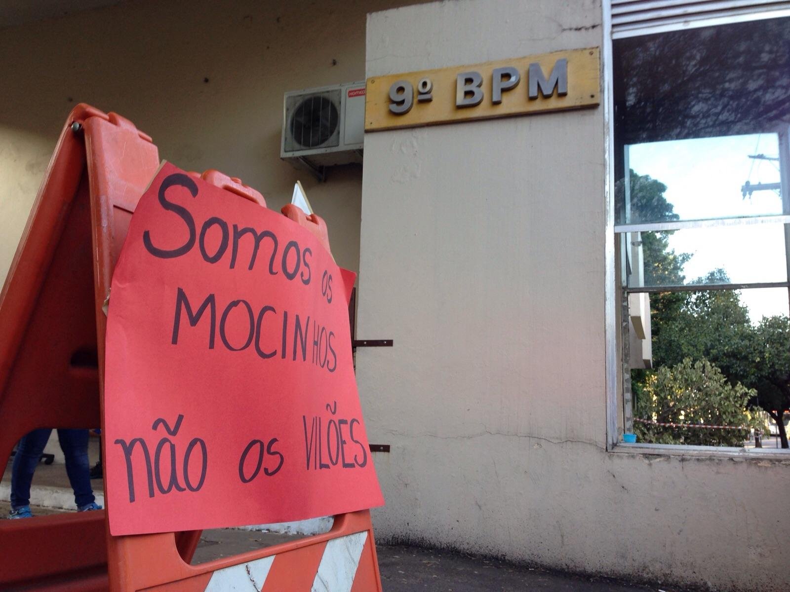 Parentes de PMs impedem sa&iacute;da de viaturas em quart&eacute;is 