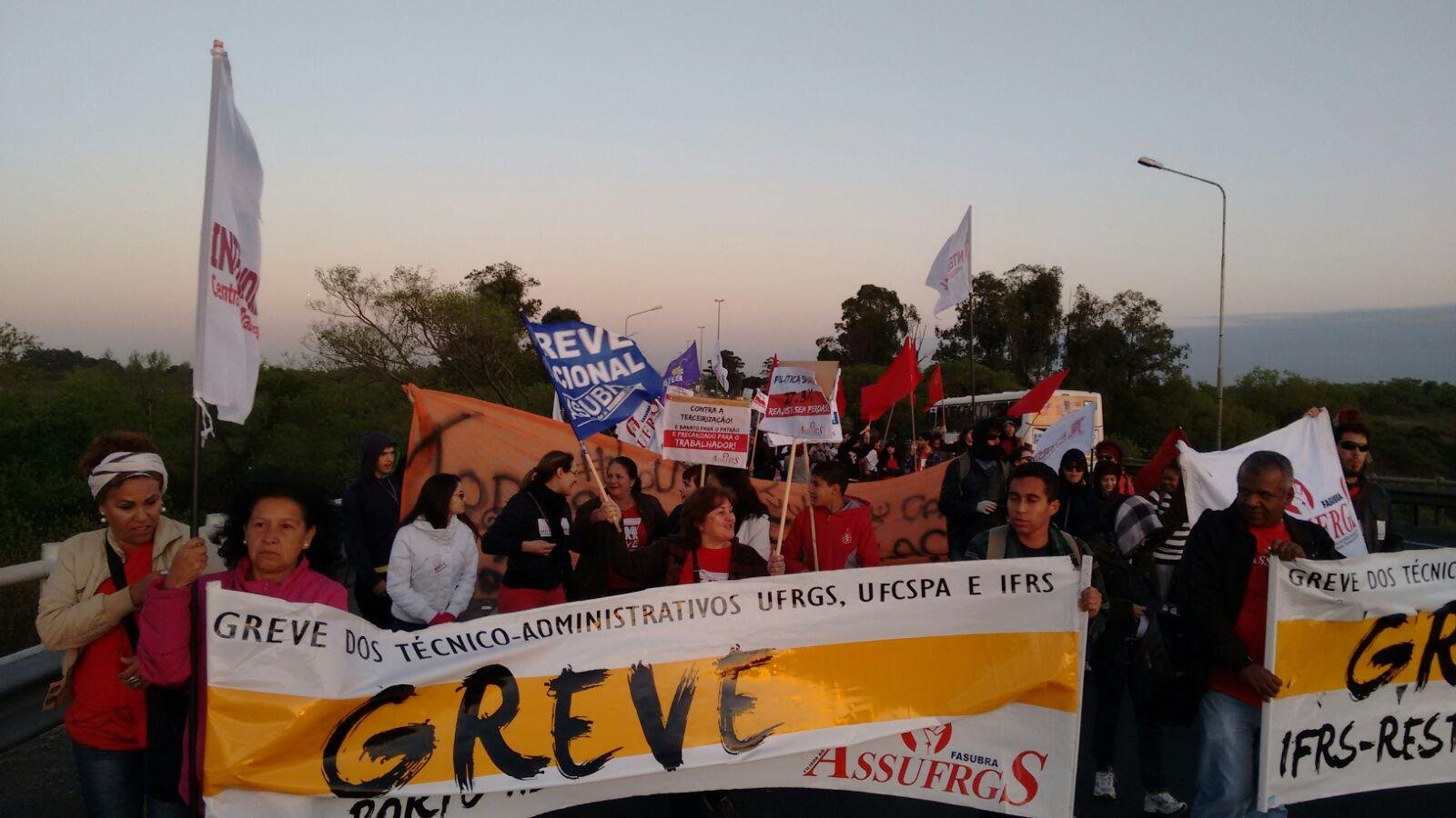 Protesto a favor da educa&ccedil;&atilde;o bloqueia Ponte do Gua&iacute;ba 