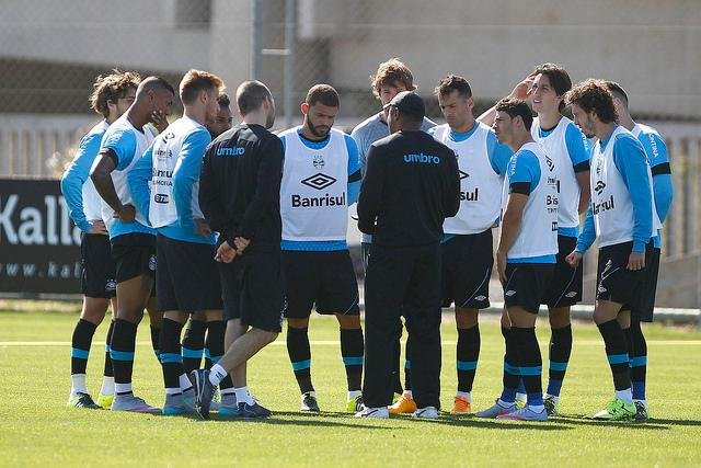 Roger encaminha Gr&ecirc;mio com M&aacute;xi e Bob&ocirc; 