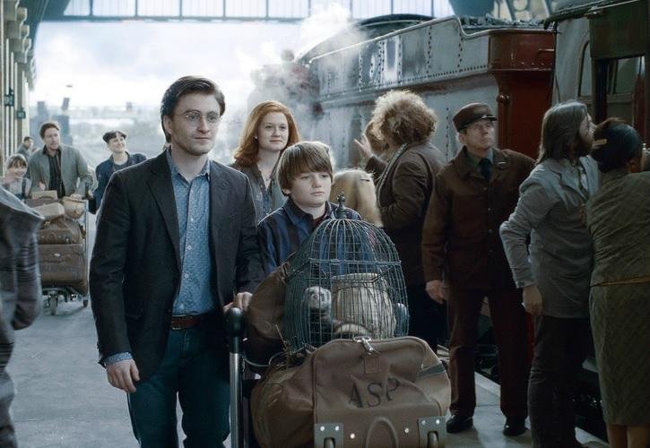 O menino Harry Potter cresceu e tem tr&ecirc;s filhos