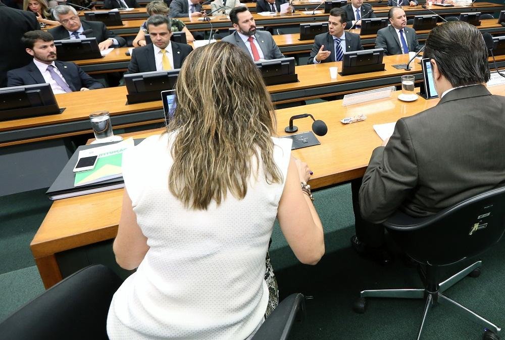 Casa n&atilde;o faz exig&ecirc;ncias femininas, mas aos homens imp&otilde;e terno e gravata