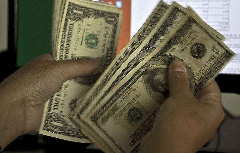 D&oacute;lar sobe pela quarta vez seguida e vai a R$ 3,753