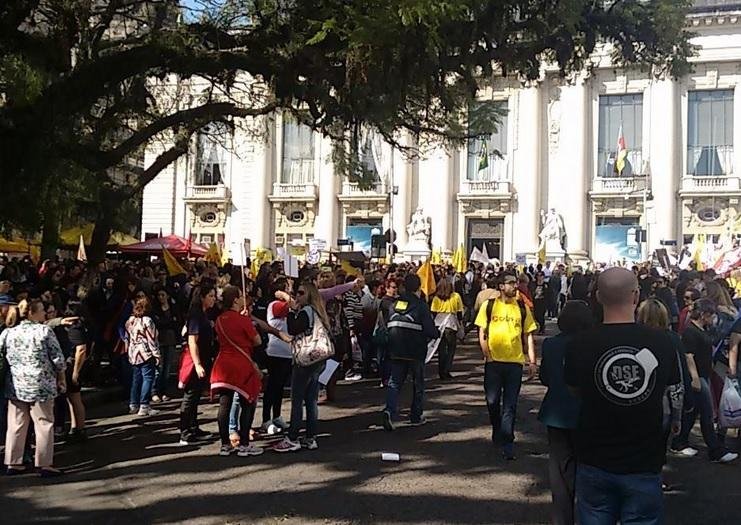 Servidores se espalham por diferentes andares do Legislativo, pela pra&ccedil;a da Matriz e pela rua Duque de Caxias