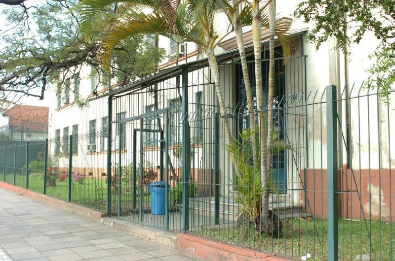 No Col&eacute;gio Estadual In&aacute;cio Montanha uma corrente fechava o port&atilde;o