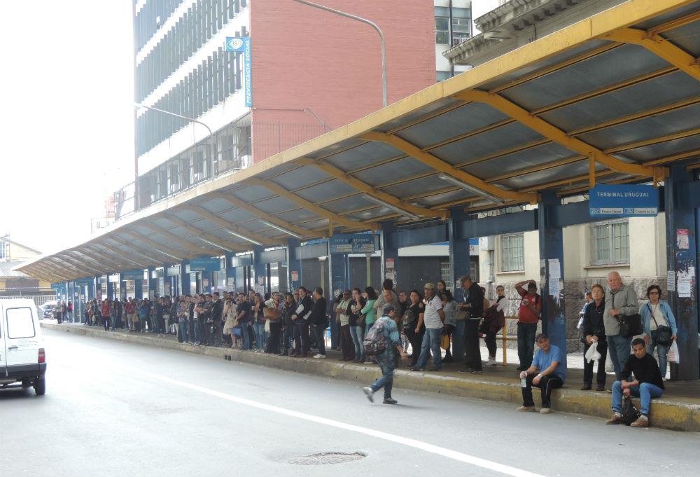 Terminal da rua Uruguai ficou lotado com pessoas esperando os &ocirc;nibus