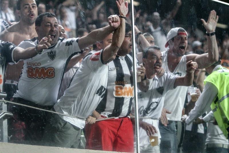 Torcida do Galo raclamou de p&ecirc;nalti duvidoso para os paranaenses e da expuls&atilde;o o lateral-direito Marcos Rocha